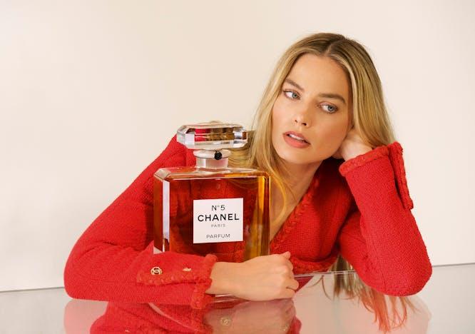 chanel margot robbie chanel no5 luca guadagnino thomas du pré de saint maur valérie mullon sandra castano marieke liewehr jacob elordi los angeles, bottle cosmetics perfume